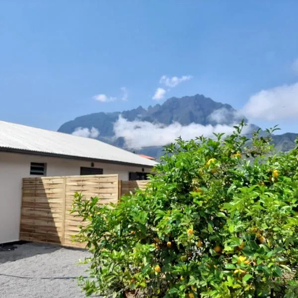 LES SOMMETS DE SALAZIE CHAMBRES D'HÔTES, hotel in Salazie