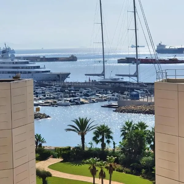 Fabulous studio apartment with aircon, parking and terrace ocean view, hotel in Gibraltar