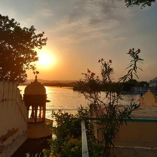Paddy's Loft The Lake view hostel, hotel in Udaipur