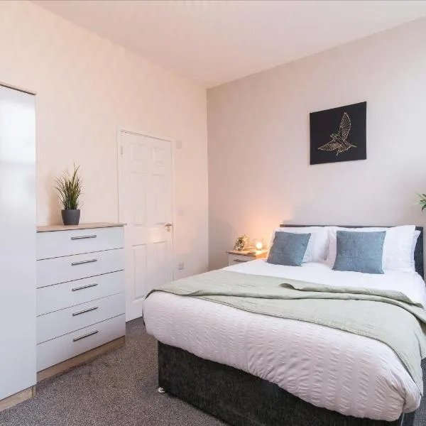 cheerful double en-suite room with free wifi, hotel v destinaci Derby