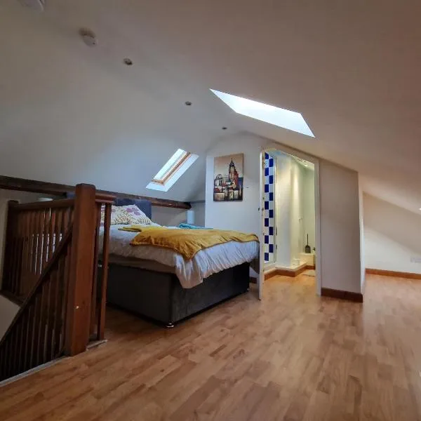 CosyHomeStay Evesham Spacious home W/Free Parking & WiFi, hotel v destinaci Evesham