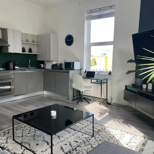 Spacious modern 1-bed apartment near Victoria Park & London Stadium, hotel in London