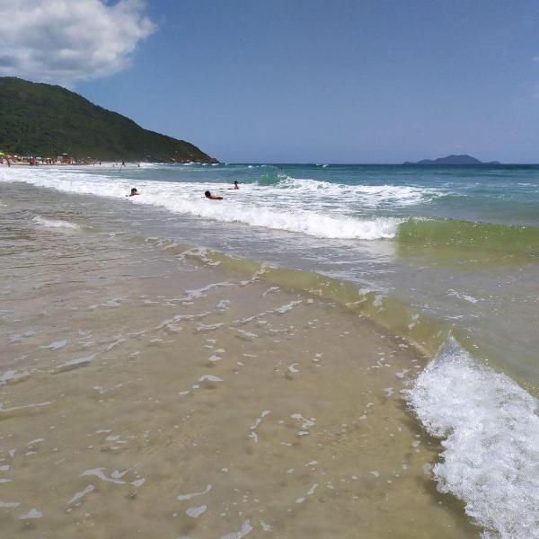 Apto Maravilhoso, a 2 minutos da praia! no centro dos Ingleses