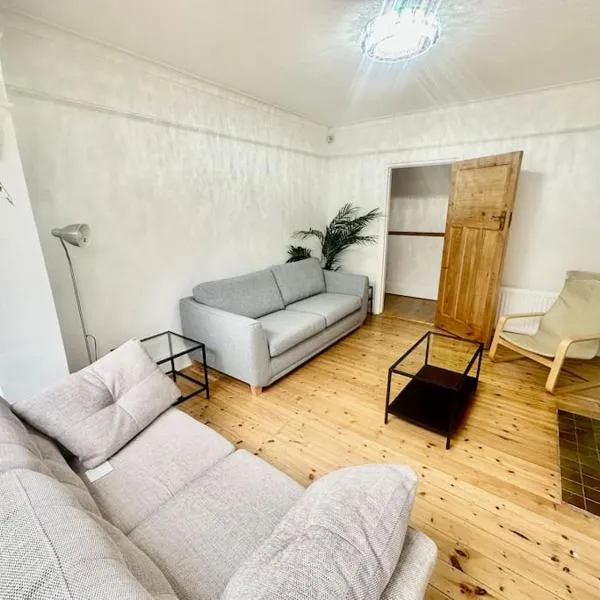 4 Bed house in Daneby Road,SE6, hôtel à Catford