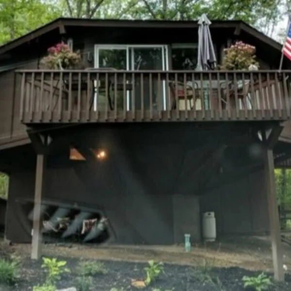 Round Cabin - 5 Min to Bedford PA - Deck - Hike- Golf, hotel v destinaci Bedford