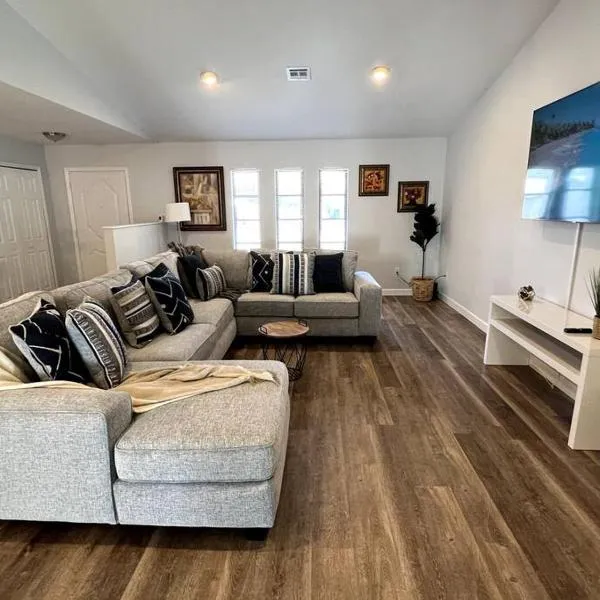 New! Fully Renovated 3/2 Luxury Vacation Home, hotel in Venice