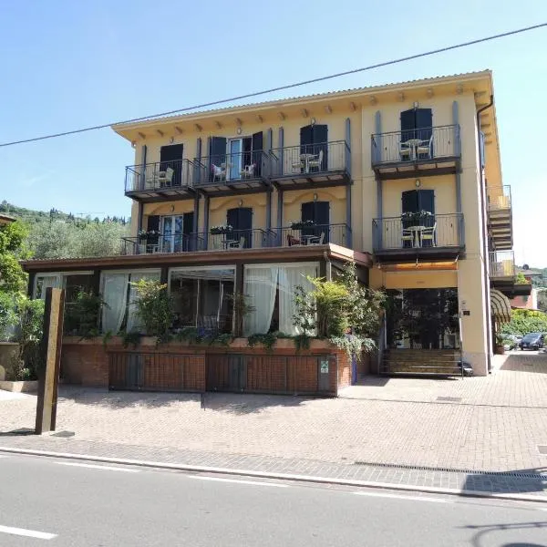 Hotel Al Caval: Torri del Benaco'da bir otel