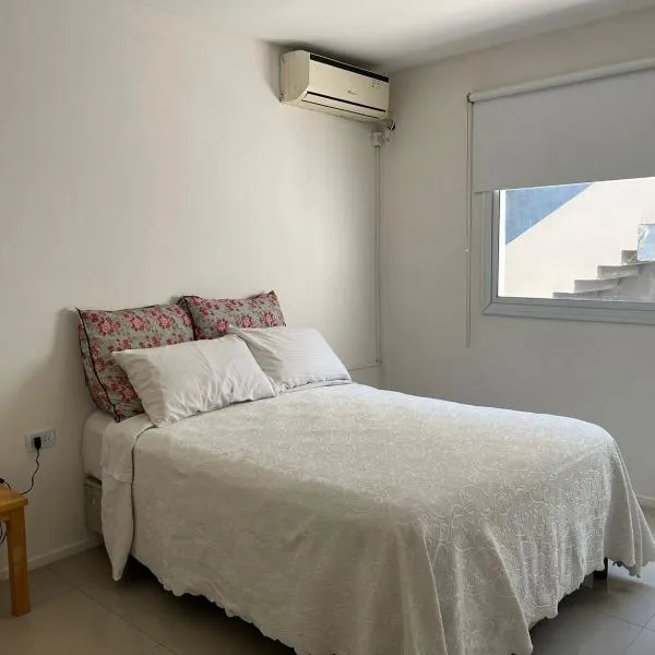 Departamento de dos dormitorios y terraza con asador โรงแรมในVilla Nougues