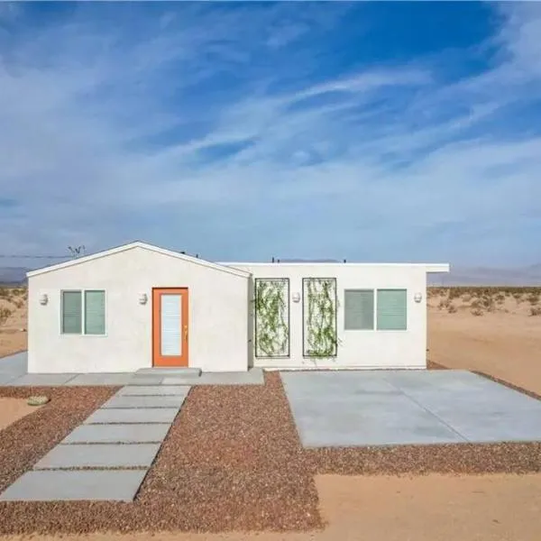 Modern & Private Desert Home w/ ez access and near Joshua Tree, hotel in Old Dale