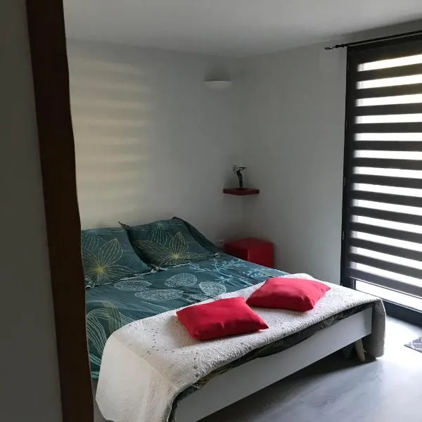 Chambre indépendante privée avec salle de bain, hotel v destinaci La Chapelle-dʼAngillon