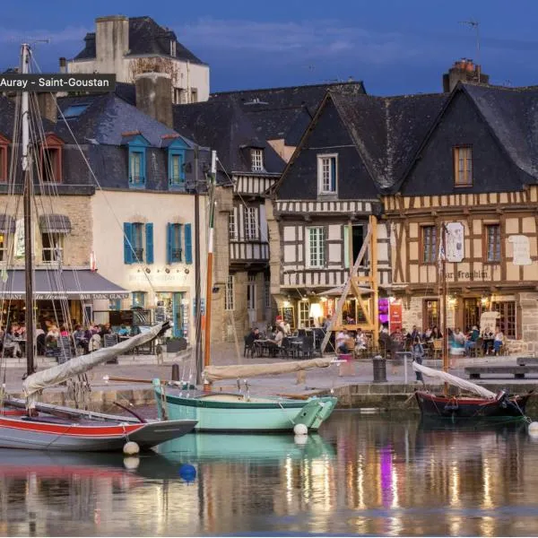 RARE - En plein milieu du PORT de ST GOUSTAN à AURAY- Grand T2 - 50M2 -Belle Terrasse, hotel i Auray