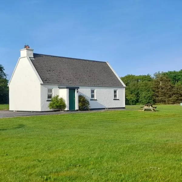 Oak Tree Cottage - 3 Bedroom, hotel in Louisburgh