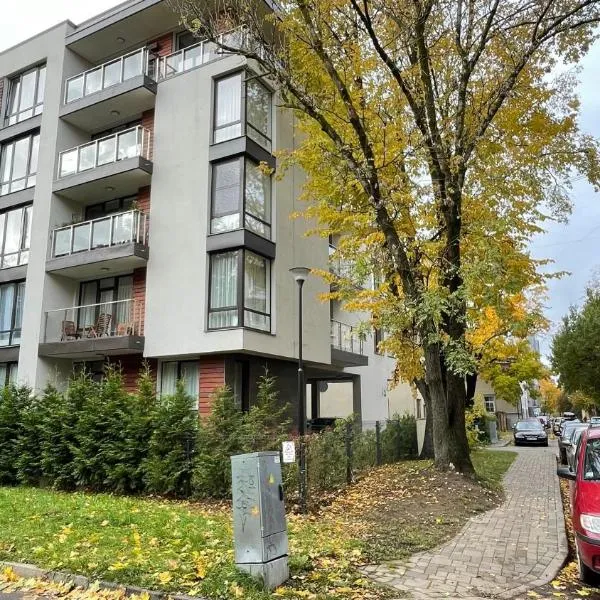 Hugo apartment & parking, hotel in Rīga