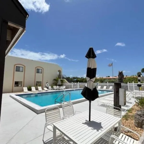 NEW condo! Just 15 min to Ft Myers and Sanibel beach! Great Location!!, hotel v destinaci Fort Myers