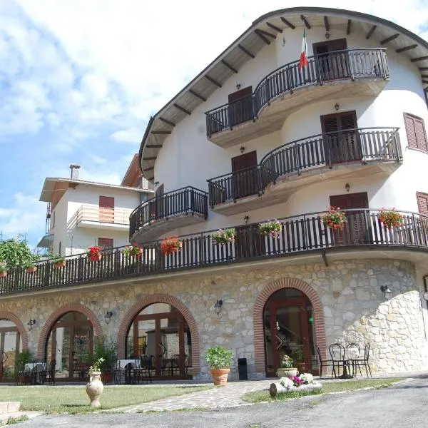 B&B La Tana Dell'orso، فندق في Villalago