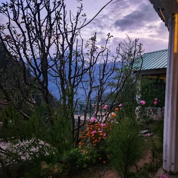 L'Ashrum Cafe & Inn, hotel v destinaci Tosh