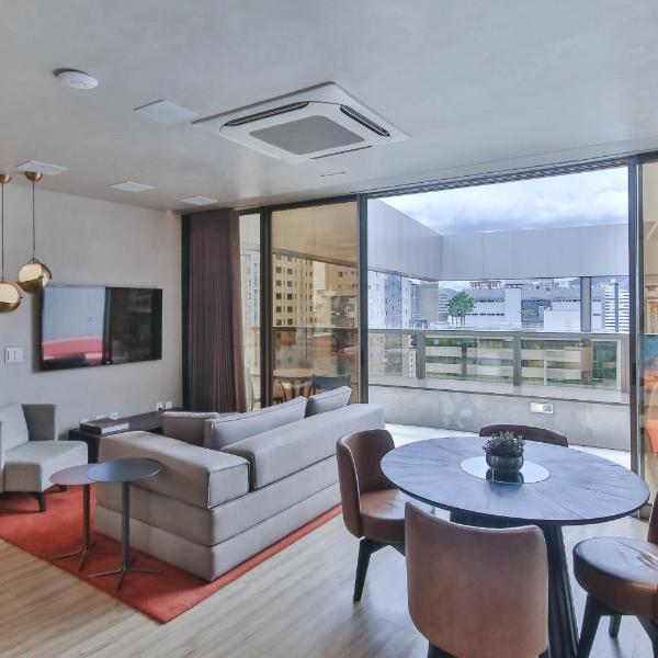Loft alto padrão com varanda.