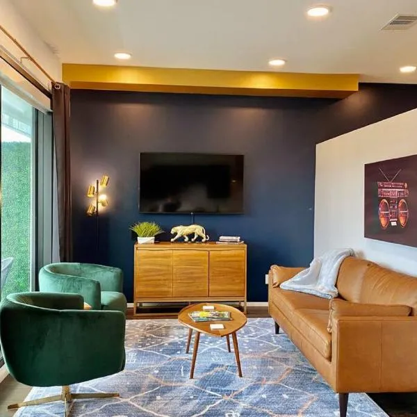 CHIC Modern Nashville Condo POOL, PATIO, PARKING, hotel en Nashville