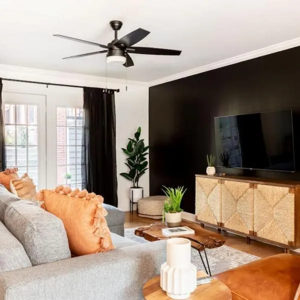 Stylish Downtown Nashville Condo with Patio & Free Parking, hotel in Nashville