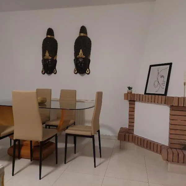 Gran casa cerca de la playa, hotel in Boiro