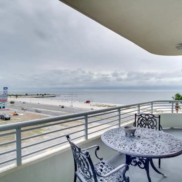 Beachfront Biloxi Condo Balcony and Community Perks, hotel en Biloxi