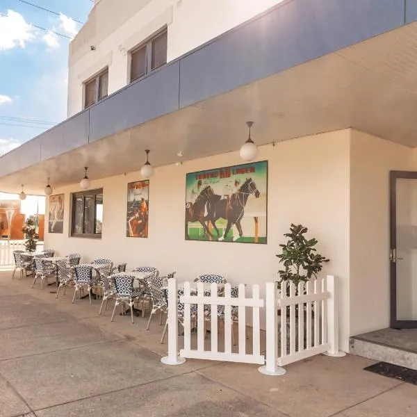 Sportsmens Club Hotel, hotel in North Wagga