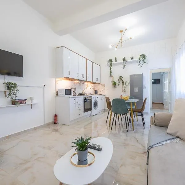 MODERN APARTMENT 200M FROM ACROPOLIS 100Mbps NETFLIX, hotel em Atenas