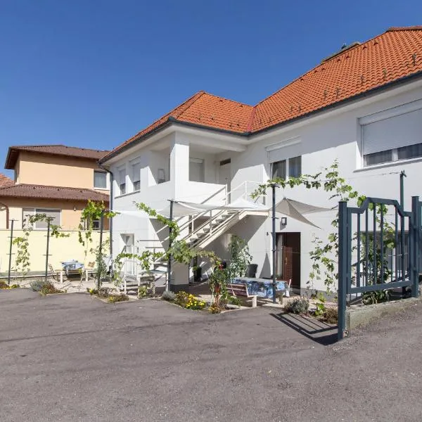 Déli Terasz B Apartman Free parking, self-check-in anytime，位于杰尔的酒店