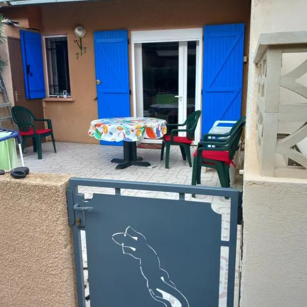 La grande bleue – hotel w mieście Port Leucate