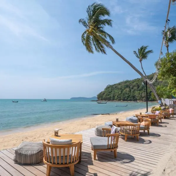 Bandara Phuket Beach Resort, отель в Панве