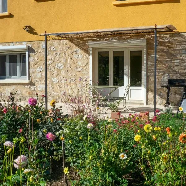 Gite de l'Ancienne Gare, hotel in Le Poët-en-Percip