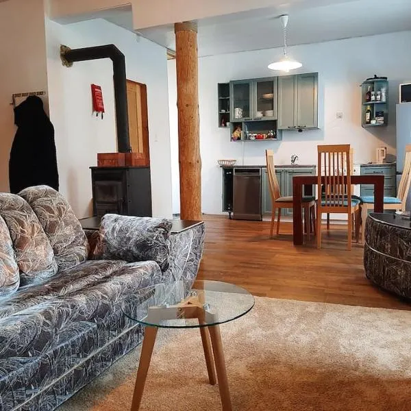 House with spacious garden and a simple sauna, hotel in Põltsamaa