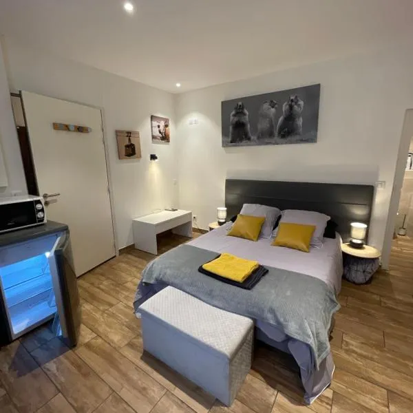 la Montagnette les marmottes STUDIO maison en travaux de 10h a 17h – hotel w mieście Moutiers