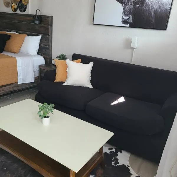 Modern Studio Retreat with King Bed - Cozy Comfort, hotel v destinaci Pahokee