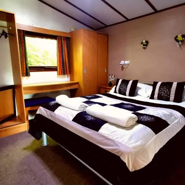 The Raddle Inn Log Cabins, hotel v destinaci Croxden
