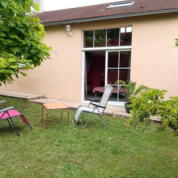 LA BARAQUE, hotel v destinaci Courtois-sur-Yonne