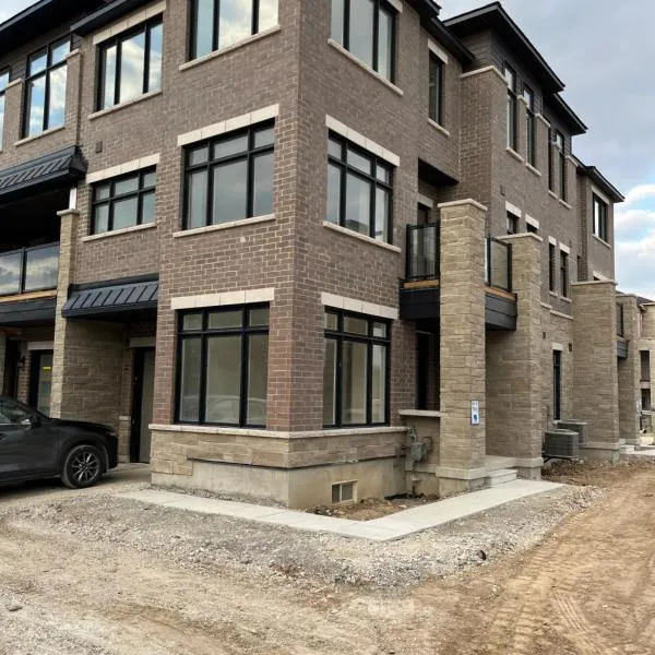 Luxury Brand New Townhouse In Milton Ontario, hotel em Milton