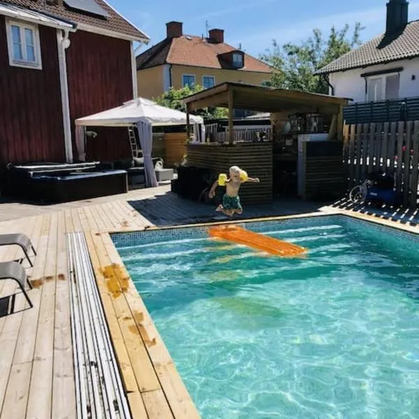 Central villa med extra allt. Pool, Bastu, Utekök, hotel v destinaci Kalmar