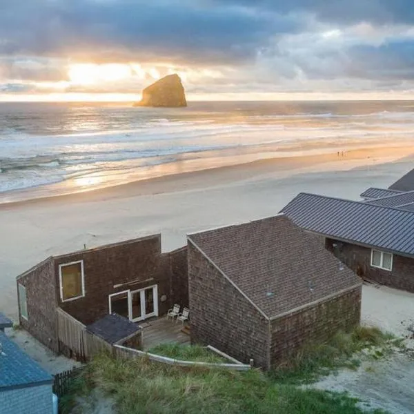 Ocean Front...Sand in your toes getaway!!, hotel in Pacific City
