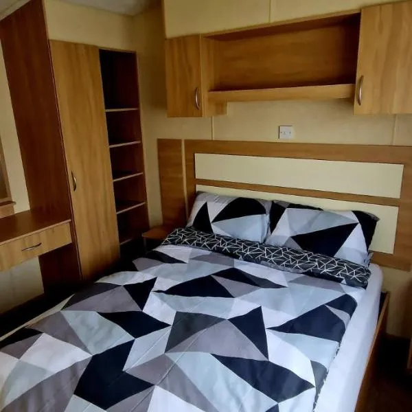 3 bedroom caravan, hotel Llanfair Talhaiarnban