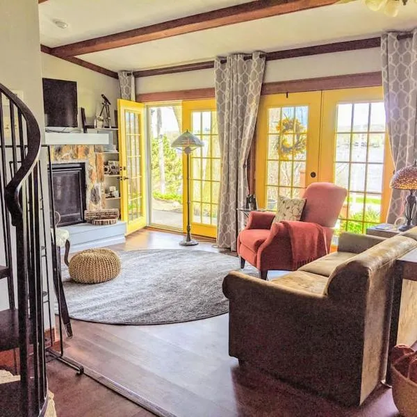 Cottage on the Mississippi Venue and dog friendly, hotel di Le Claire