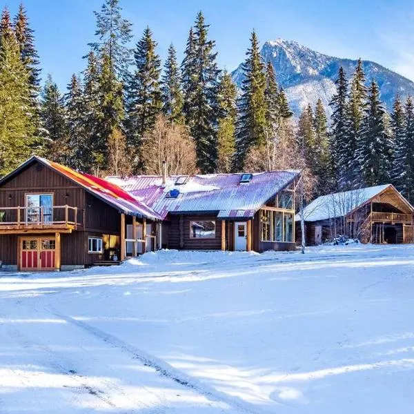 7 Acres Forest - Skiing Close - Privacy - Theatre, hotell i Golden