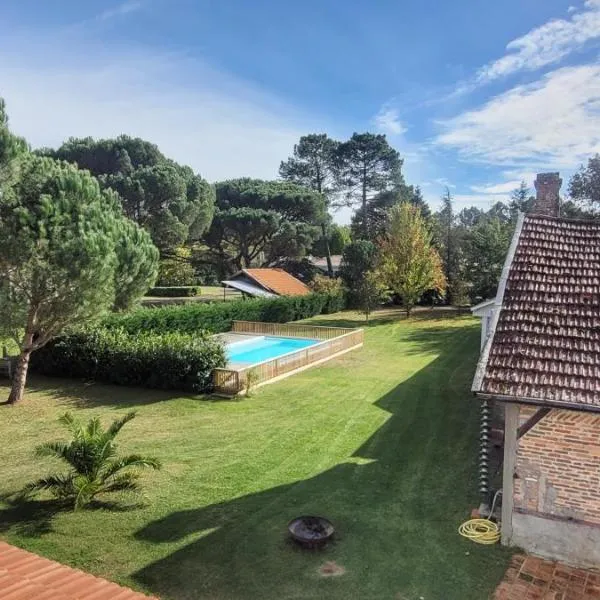 Charmante Maison dans Les Landes x 10 avec piscine et salle d escalade, hotel di Lue