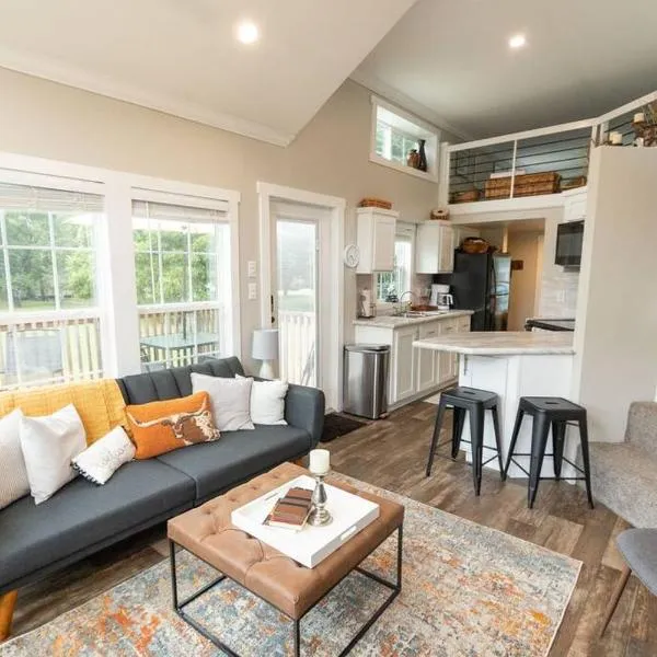 Pet friendly Tiny House Rental with new Access to Guadalupe River NBTX, hotel in New Braunfels
