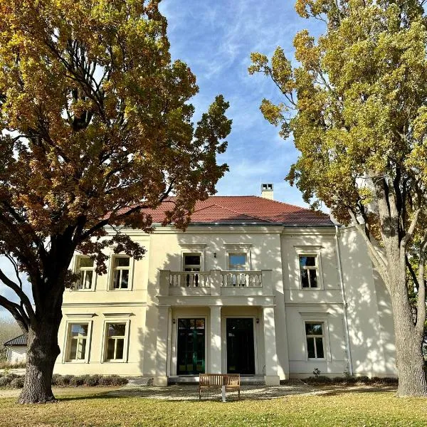 Zámek Jenišovice, hotel in Vražkov