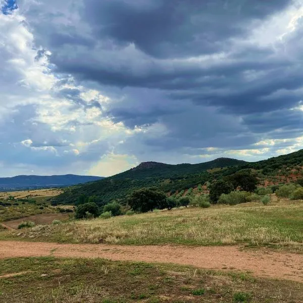 Casa Rural La Peralosa, готель у місті El Robledo