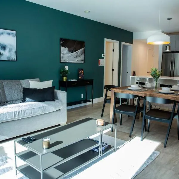 Ski & Tee Retreat Bright Three Bedroom and Hot Tub, hotel in Revelstoke