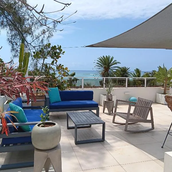 Penthouse vue mer avec rooftop, ξενοδοχείο στο Grand Baie