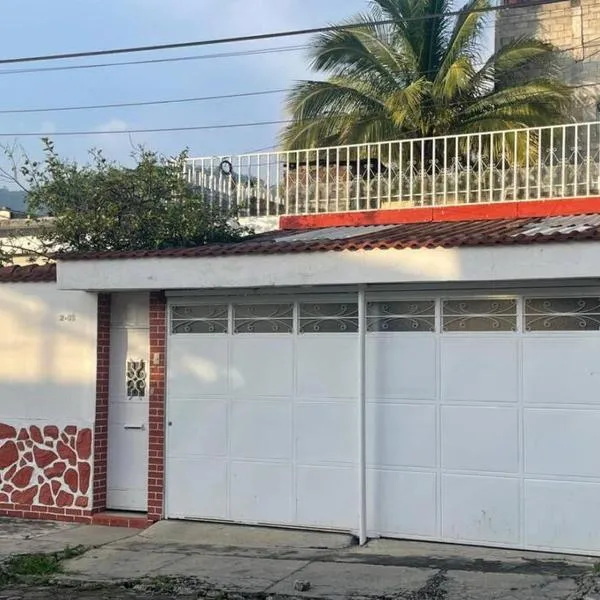 comfortable and spacious house with garage, hotel in Amatitlán
