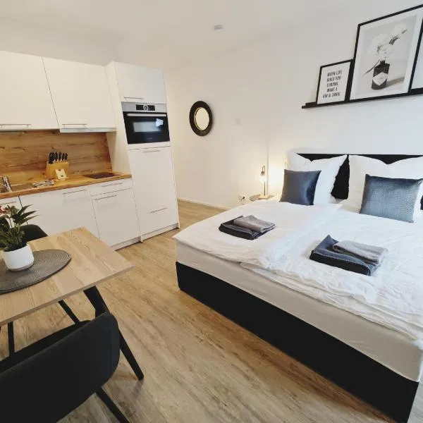 TiCasa BLACK-Zentral-Outlet-Aufzug-Stylisch-Unique, hotel in Metzingen
